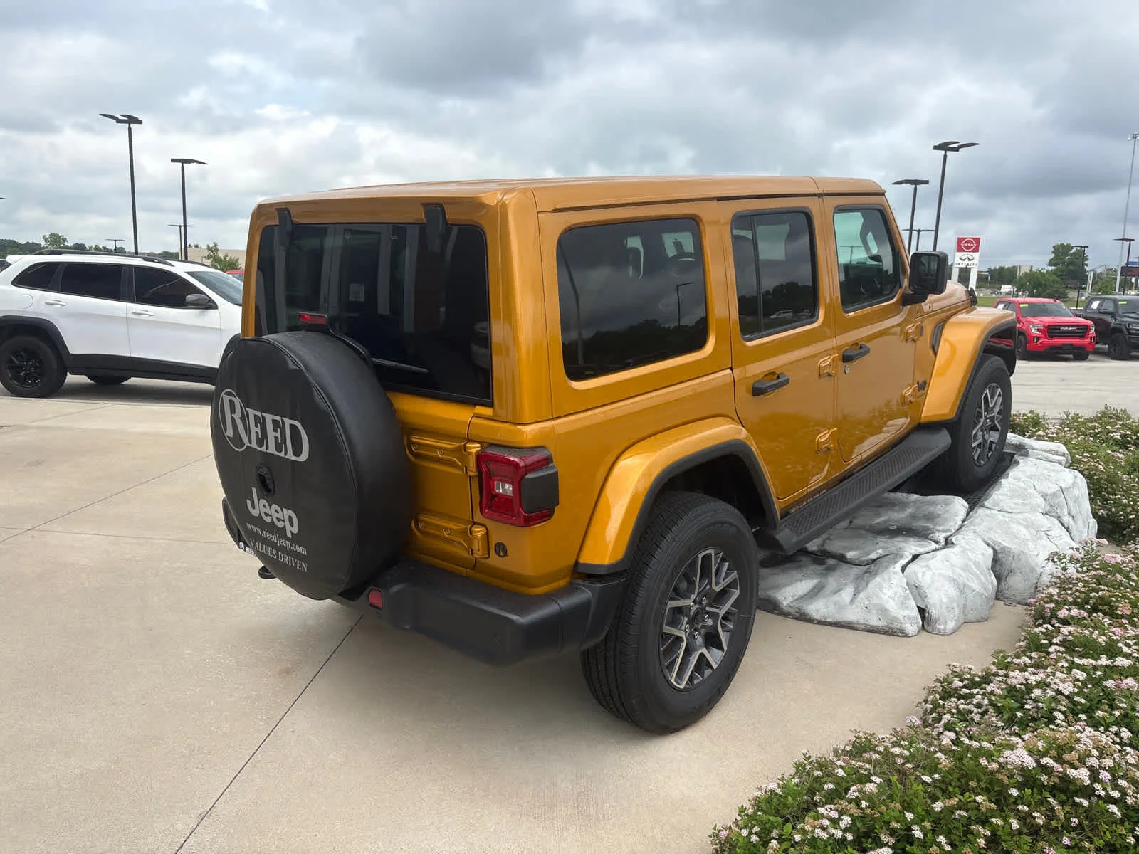 New 2026 Goldilocks Exterior Paint Jeep Sahara image 9