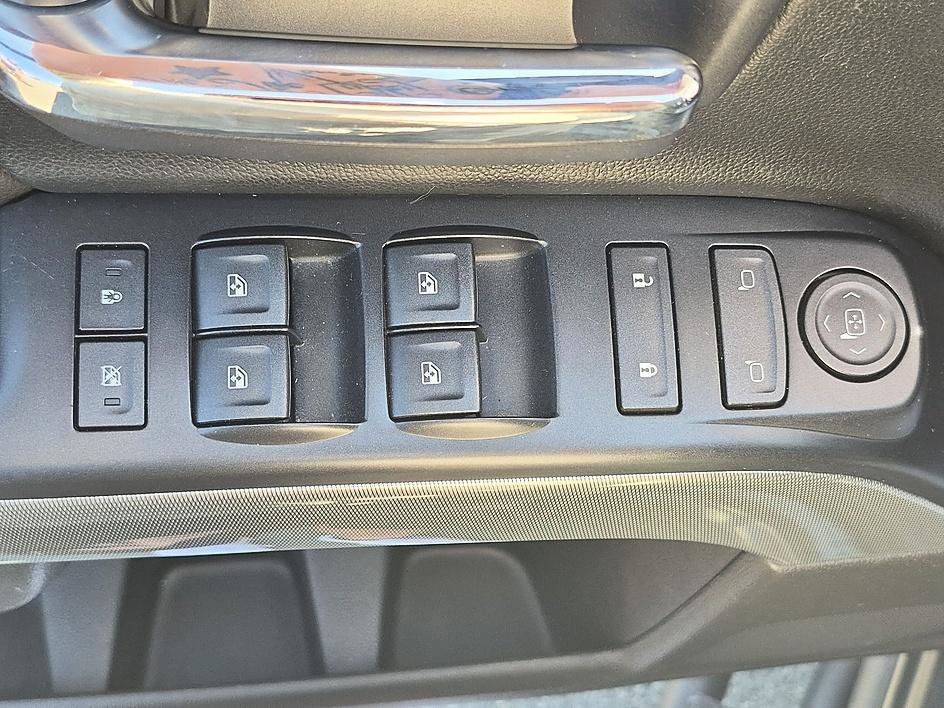 Used 2018 Graphite Metallic Chevrolet LT image 11