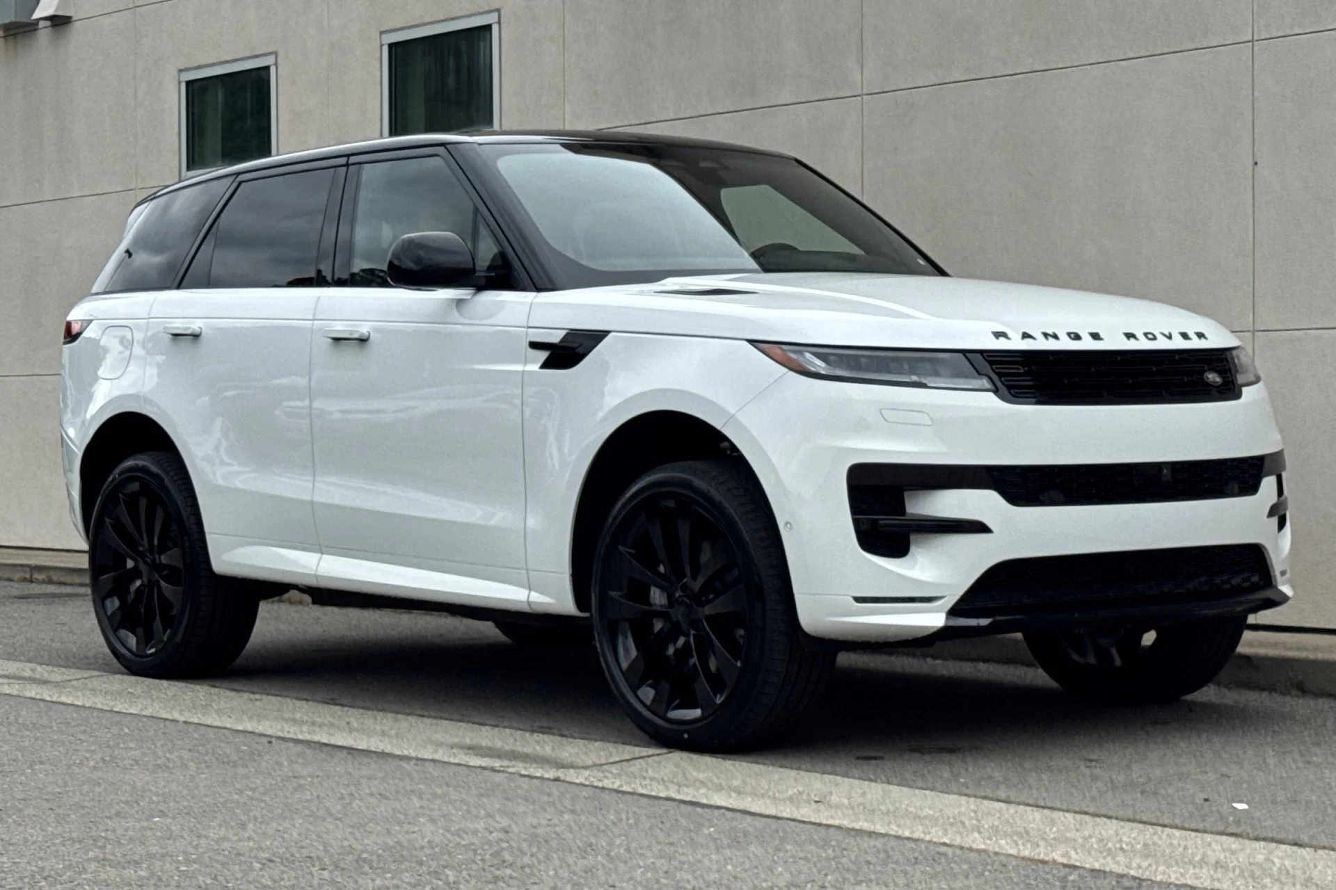 New 2026 FUJI WHITE Land Rover Dynamic SE image 9