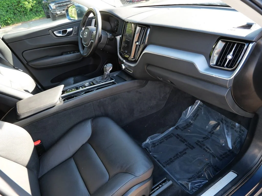 Used 2020 Blue Volvo T5 Momentum image 8
