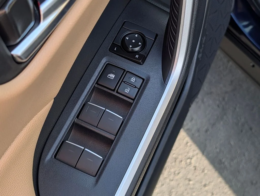 2025 Toyota RAV4 XLE - Photo 18