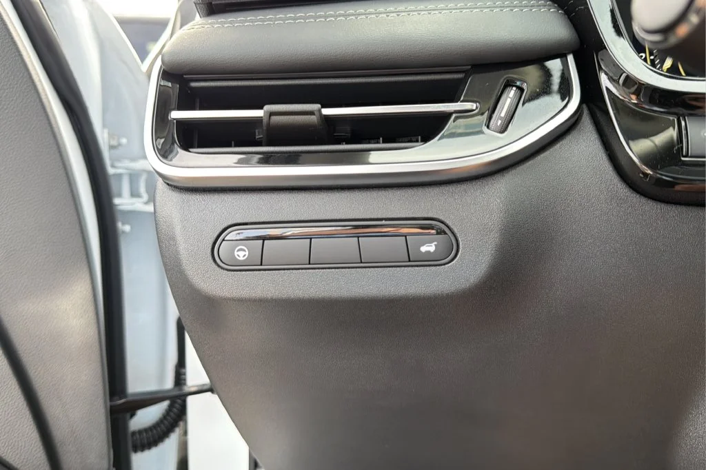 New 2027 RADIANT WHITE INFINITI Luxe FWD image 28