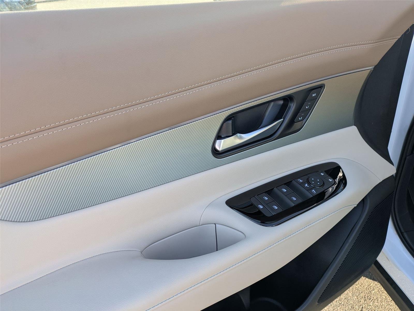 New 2026 Everest White Pearl TriCoat Nissan Platinum image 12