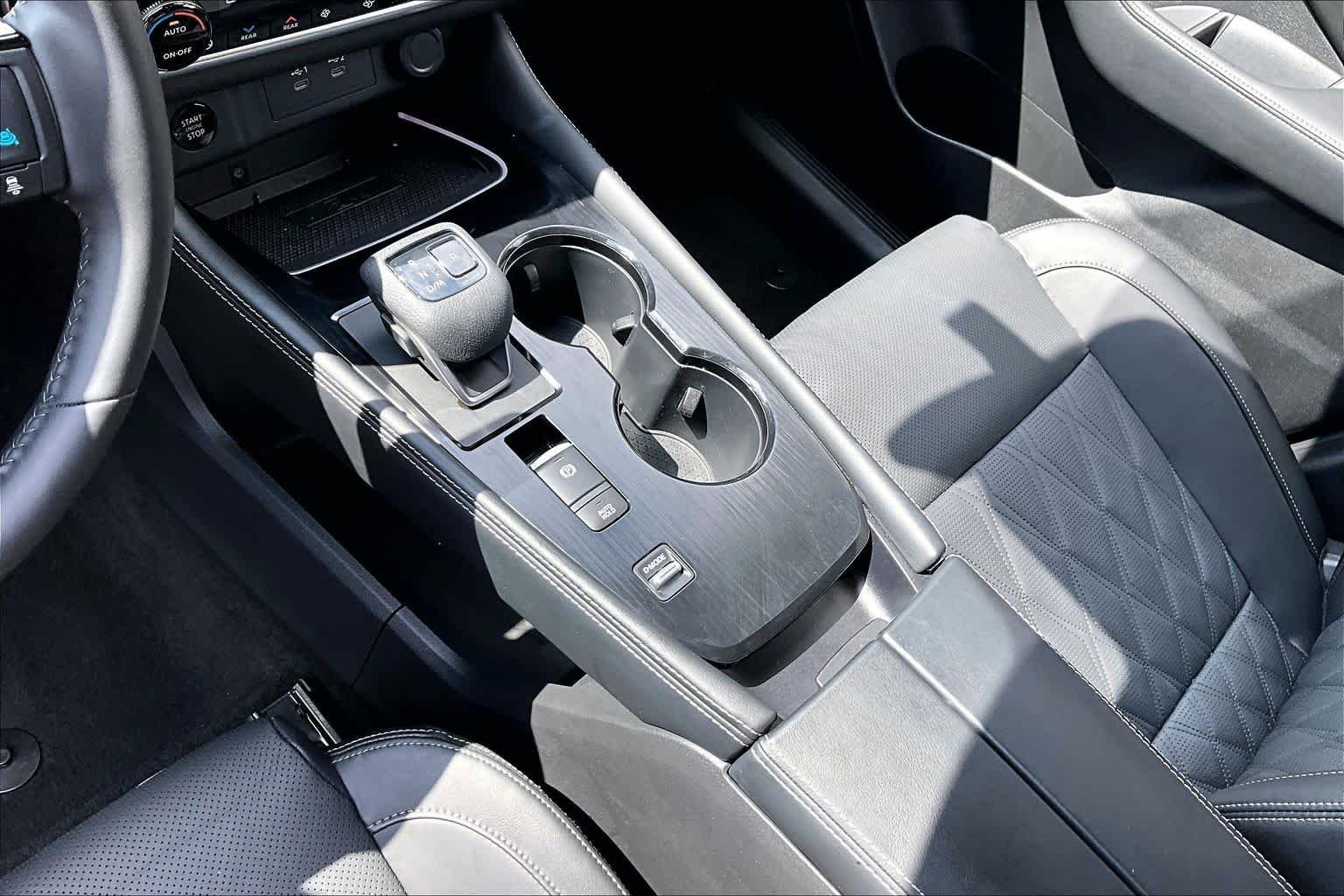 Used 2025 Super Black Nissan Platinum image 17