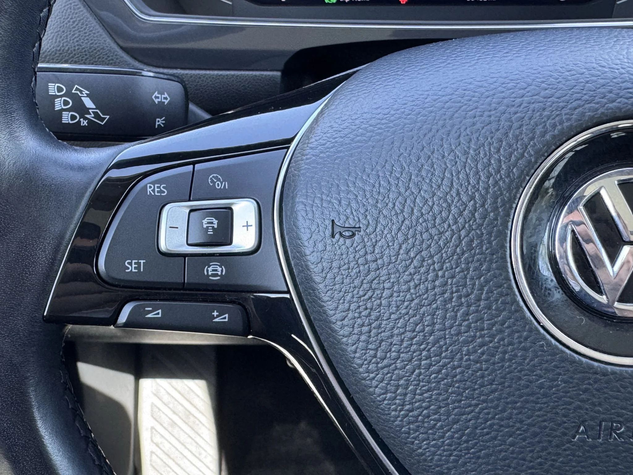 Used 2019 Stone Blue Metallic Volkswagen SEL Premium image 18