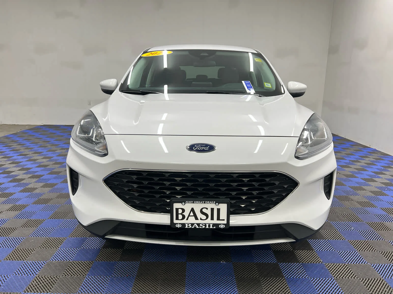 Used 2021 Oxford White Ford SE image 4