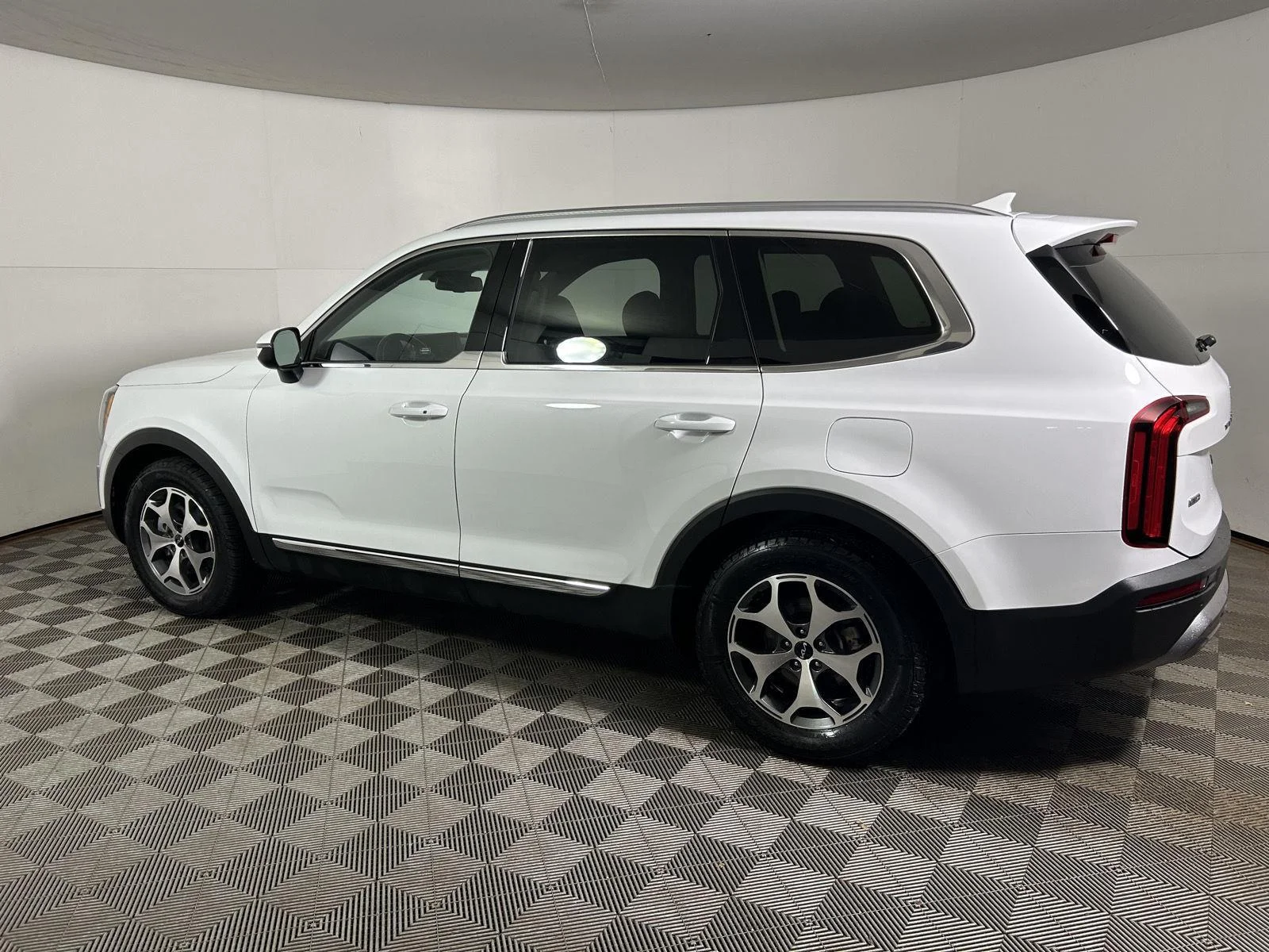 Used 2022 White Pearl Kia EX image 9