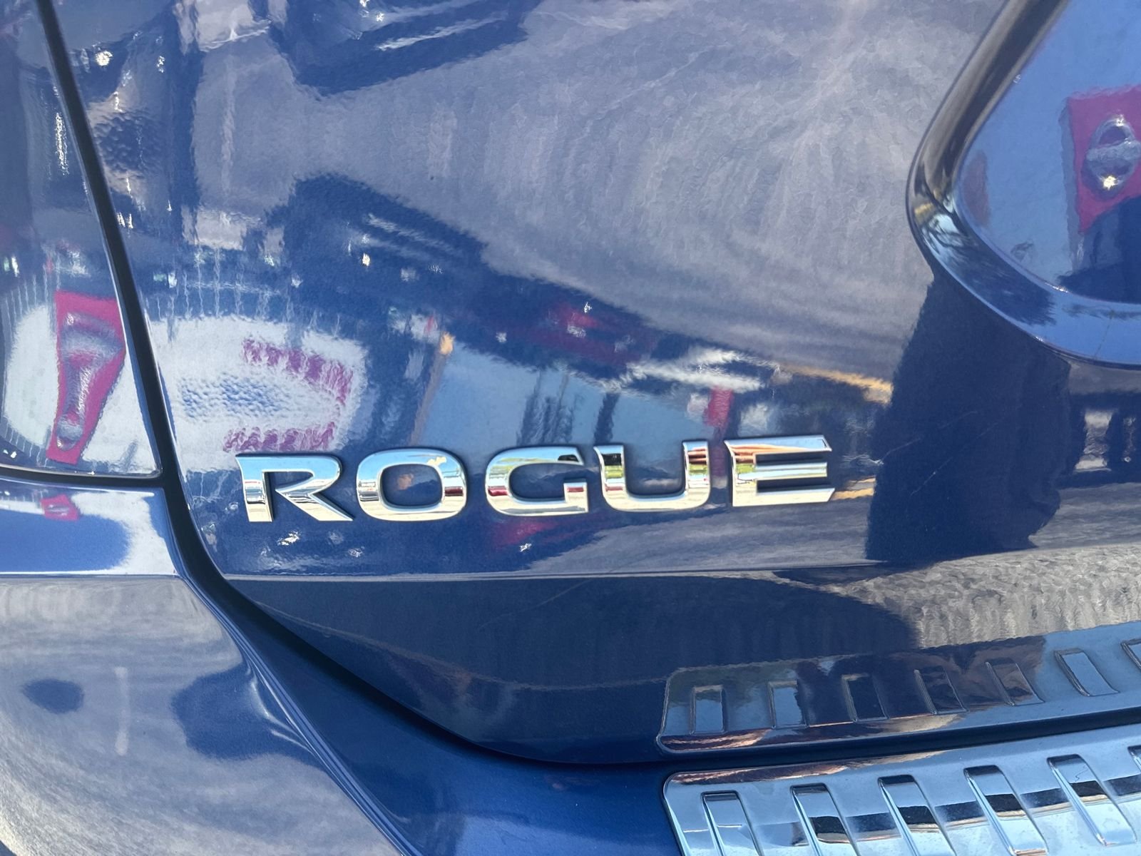 Used 2017 Blue Nissan SL image 16