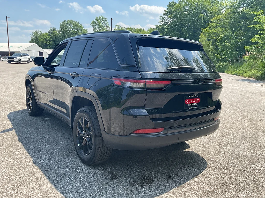 New 2026 Diamond Black Crystal Pearlcoat Jeep Altitude 4x4 image 5