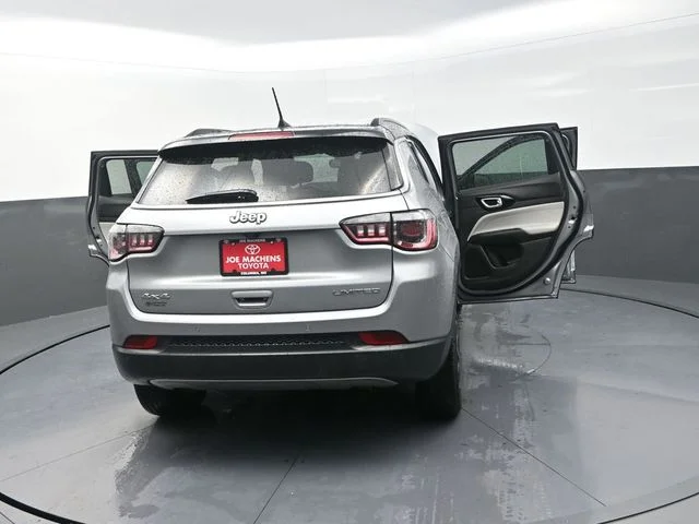 Used 2024  Jeep Limited image 43