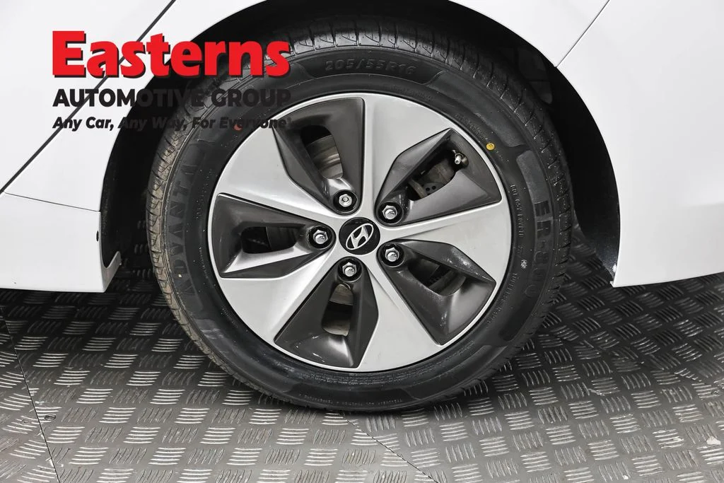 Used 2019 White Hyundai Base image 8