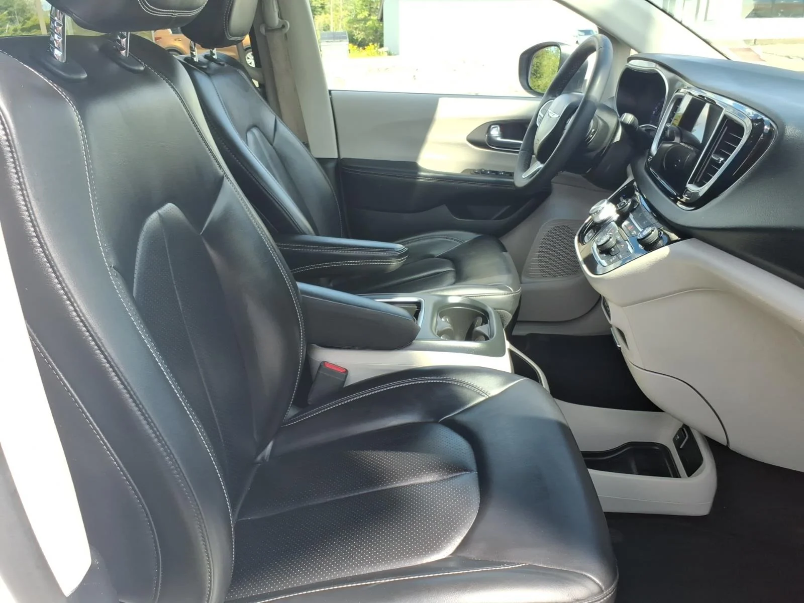 Used 2023 Bright White Clearcoat Chrysler Touring L image 12