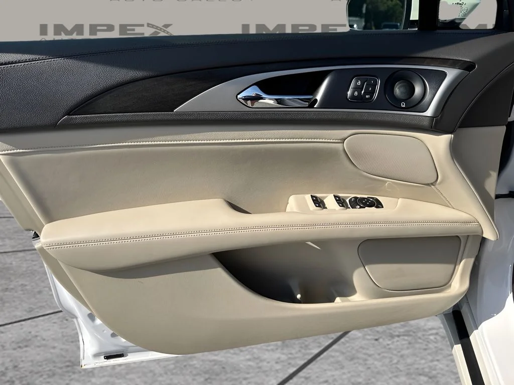 Used 2019 White Lincoln Reserve image 26
