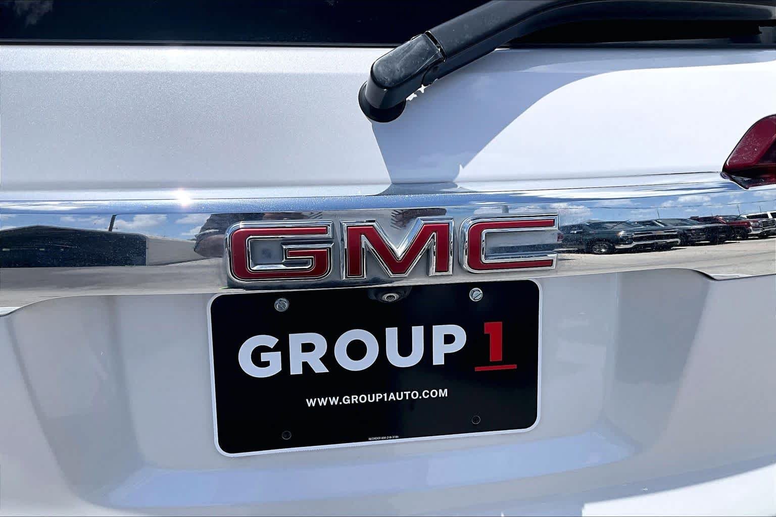 Used 2023 White Frost Tricoat GMC Denali image 10