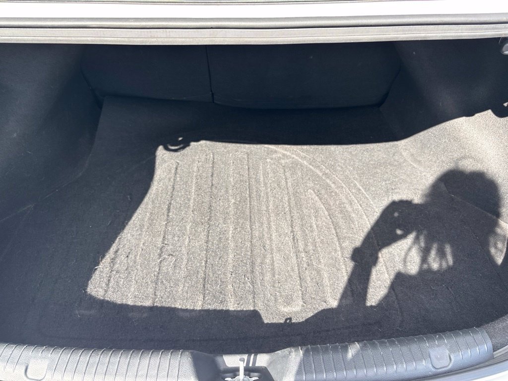 Used 2016 White Kia EX image 17