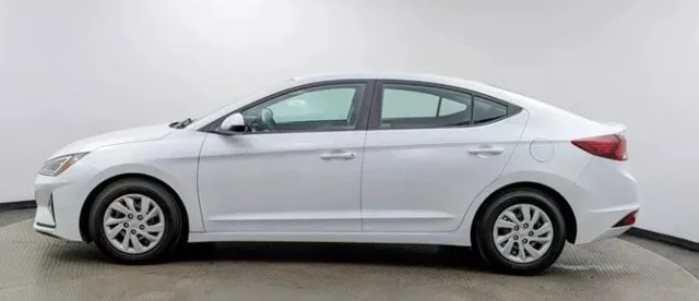 Used 2020 White Hyundai SE image 4