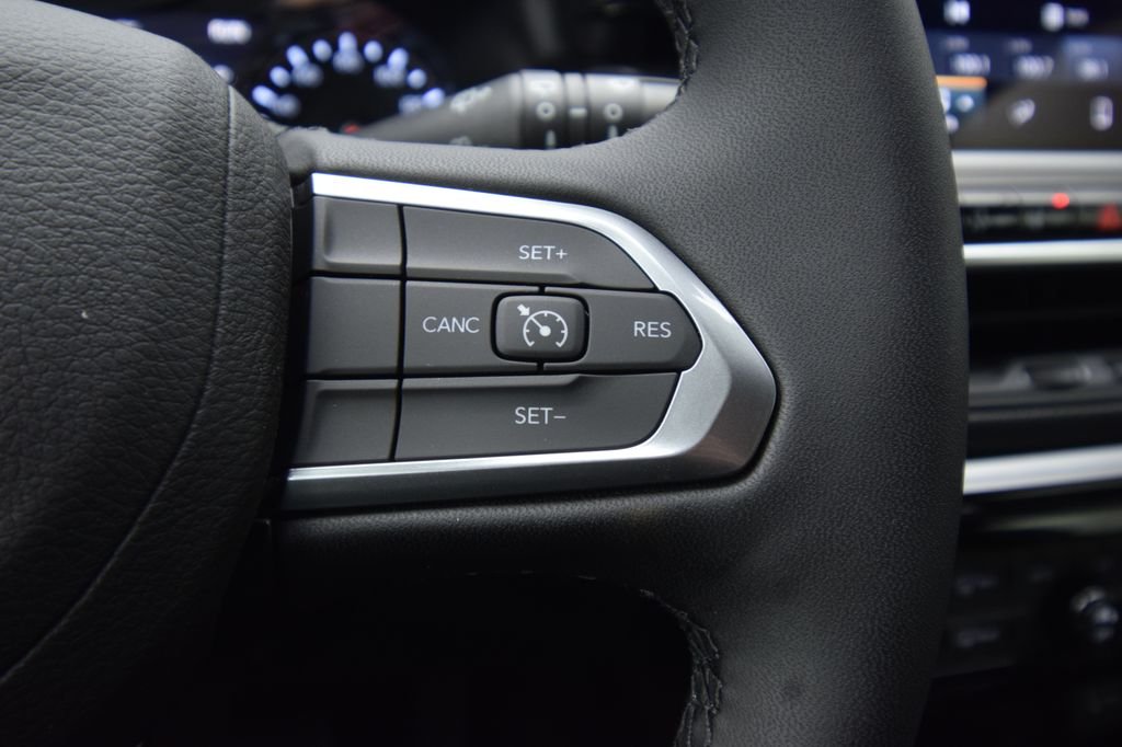 New 2026 Diamond Black Crystal Pearlcoat Jeep Latitude image 25