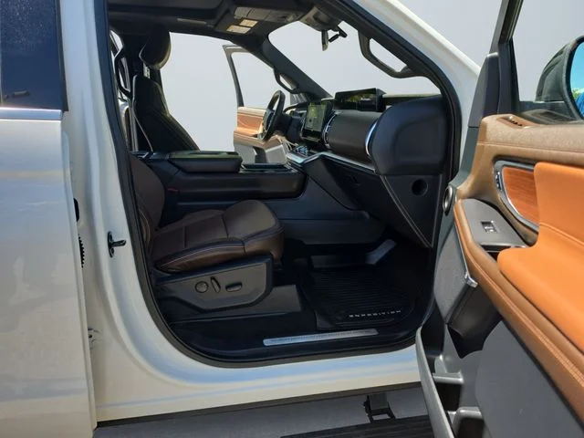 Used 2025  Ford King Ranch image 15