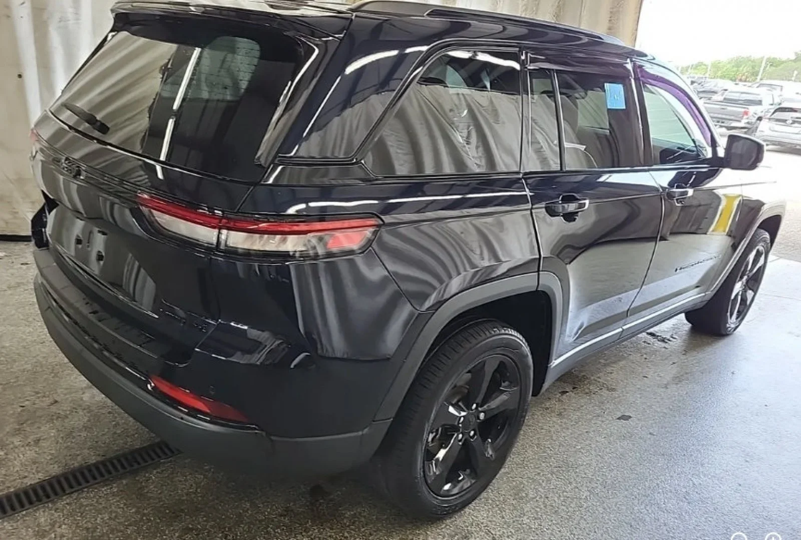Used 2023 Midnight Sky Jeep Limited image 3