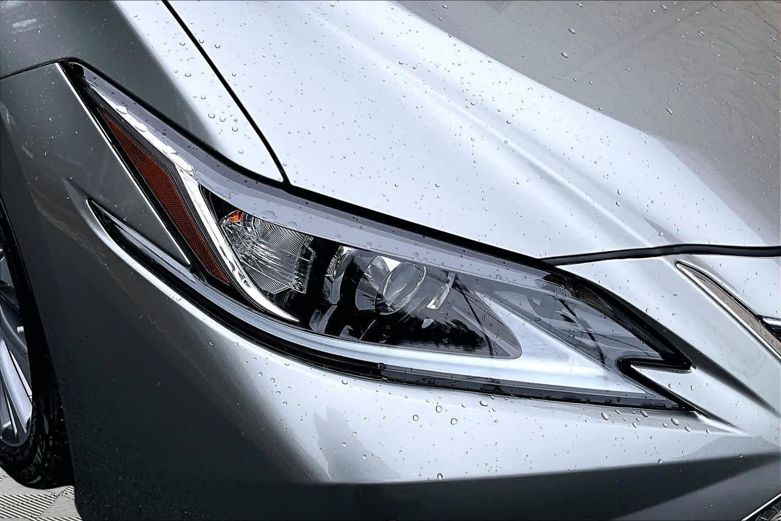 Used 2020 Atomic Silver Lexus  image 28