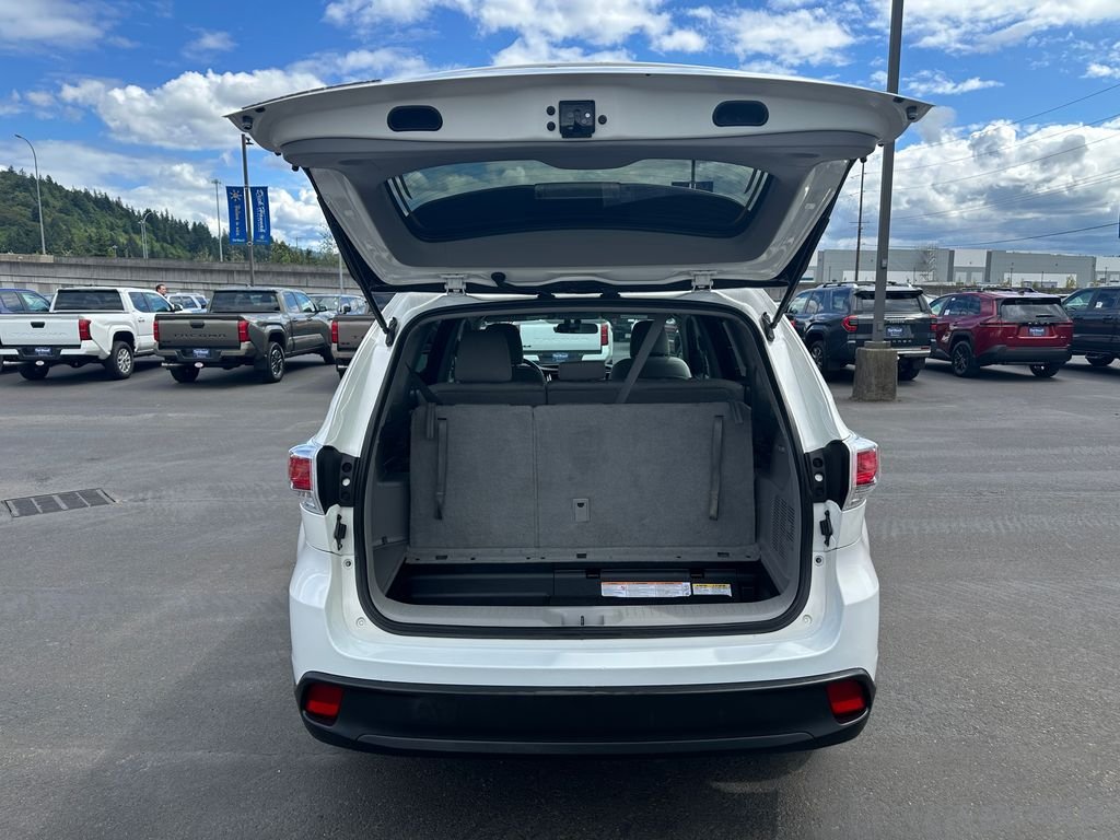 Used 2016 White Toyota LE image 11