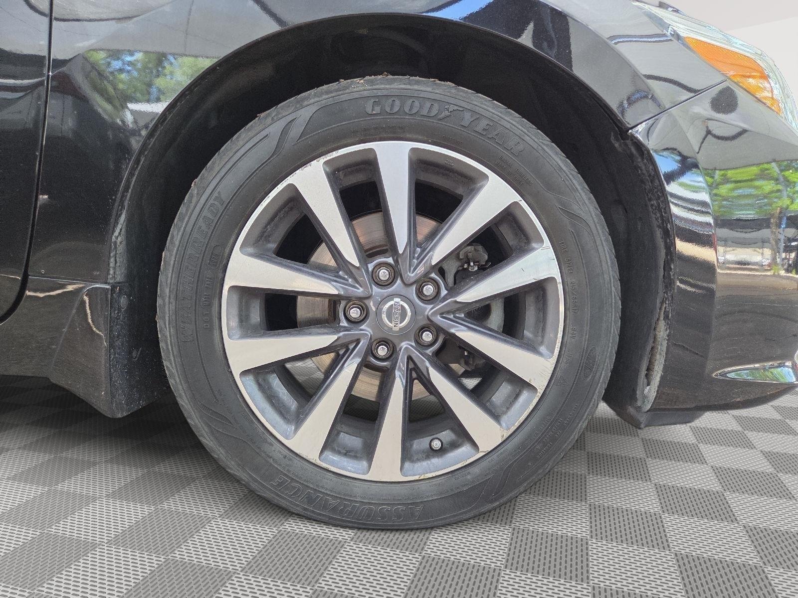 Used 2017 Super Black Nissan 2.5 SV image 20