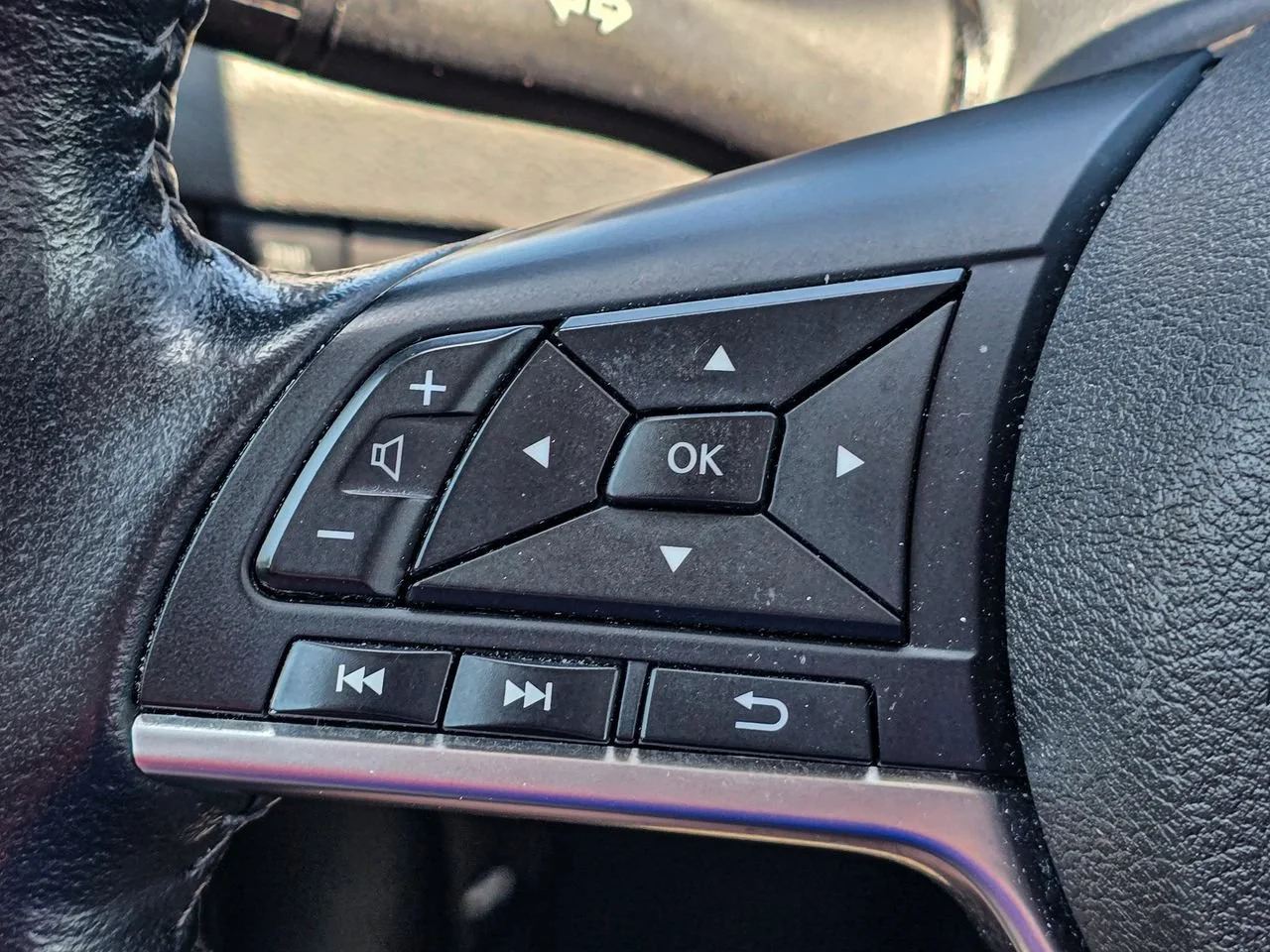 Used 2024  Nissan SV image 19