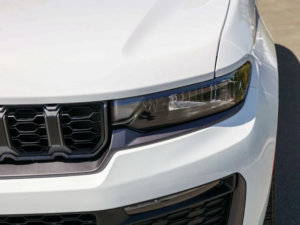 New 2026 Bright White Clear-Coat Exterior Paint Jeep Limited image 9
