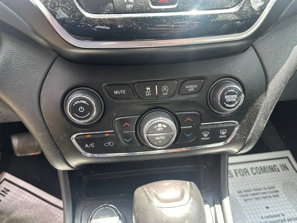 Used 2019 Crystal Metallic Jeep Limited image 19