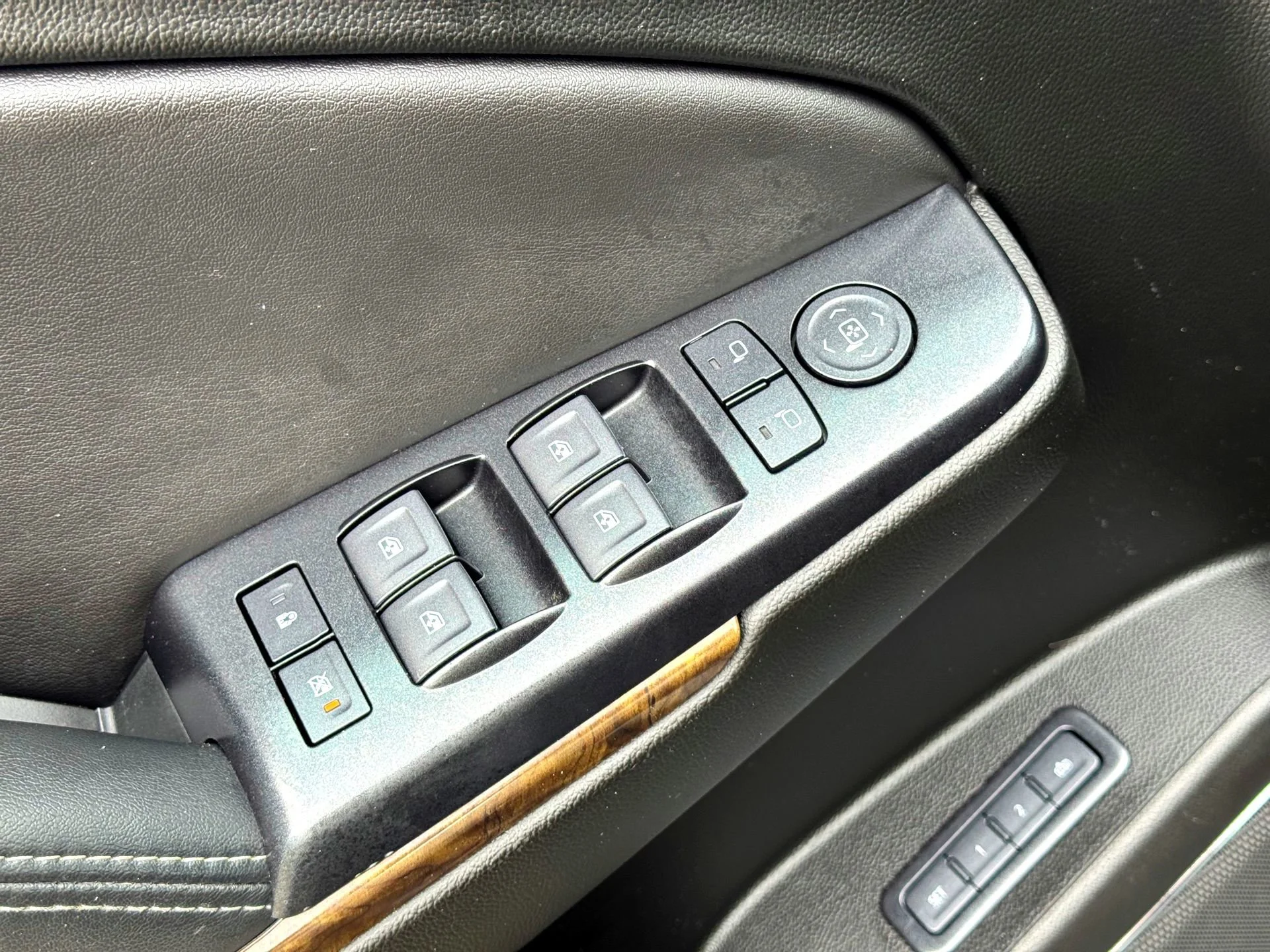 Used 2020 Shadow Gray Metallic Chevrolet LT image 15