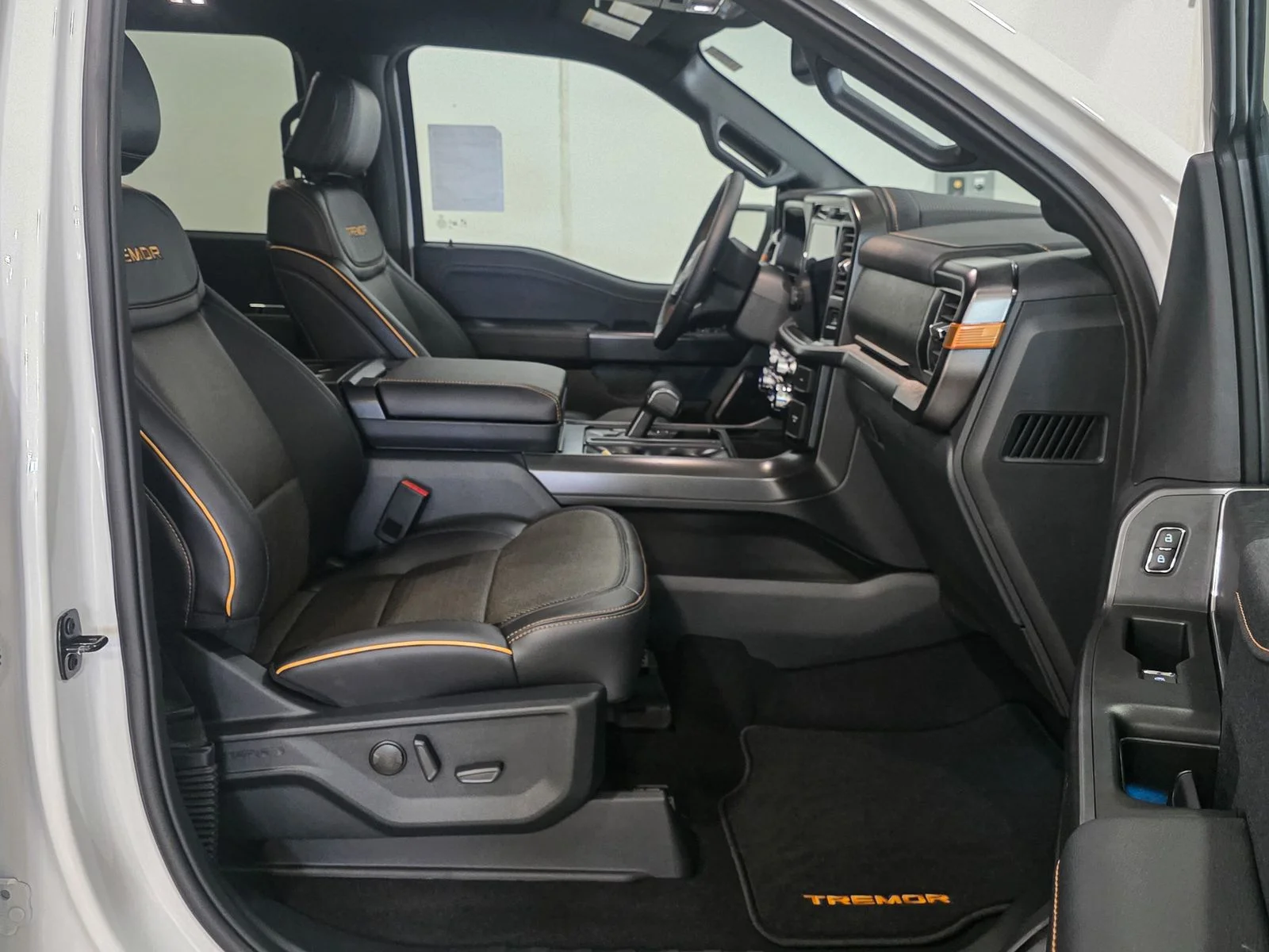 New 2025 Oxford White Ford Tremor® image 21