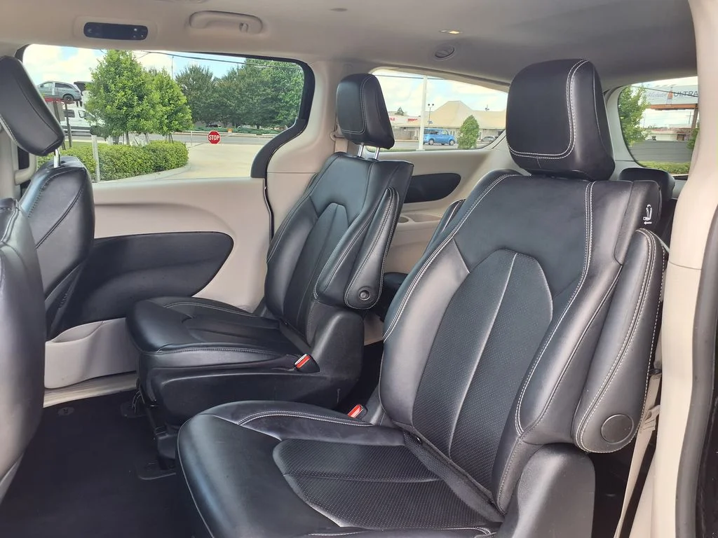 Used 2024 Black Chrysler Select image 20