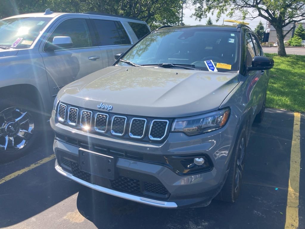 Used 2024  Jeep Limited image 3