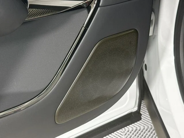 New 2026 Ostuni Pearl White Land Rover SV Signature Suite image 21