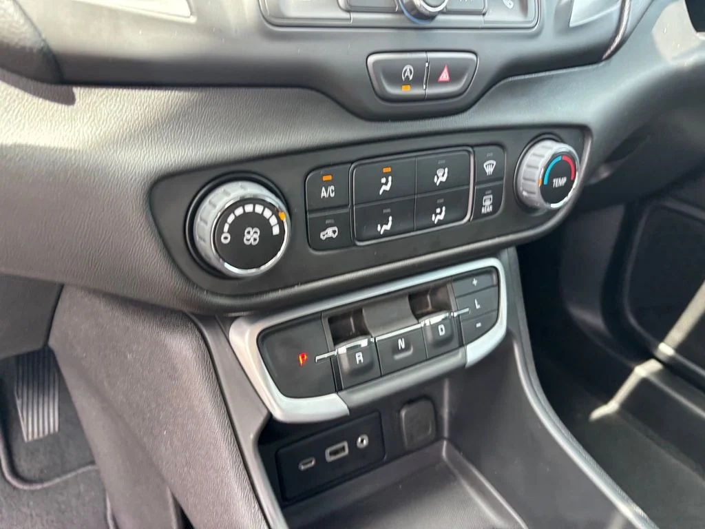 Used 2024  GMC SLE image 20