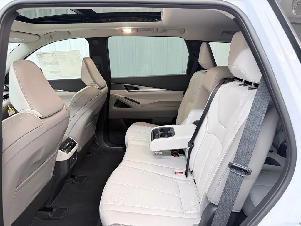 New 2027 RADIANT WHITE INFINITI Luxe FWD image 34