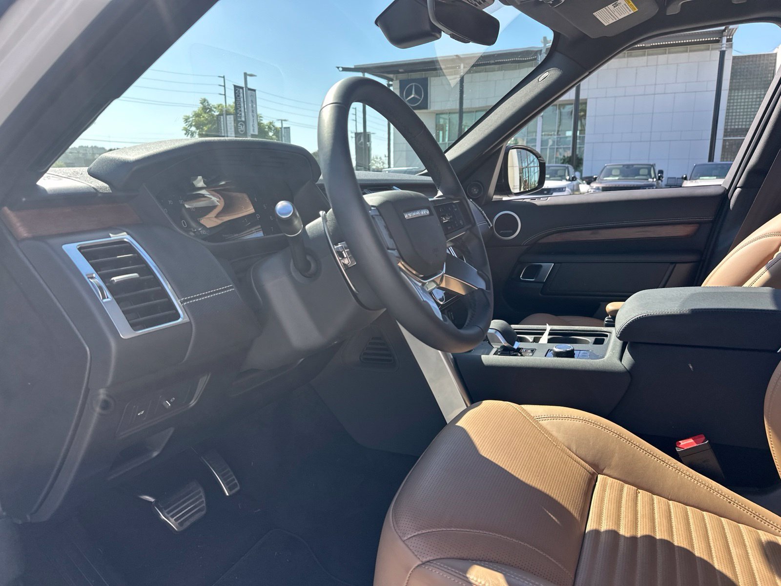 Used 2026 Fuji White Land Rover Dynamic SE image 8