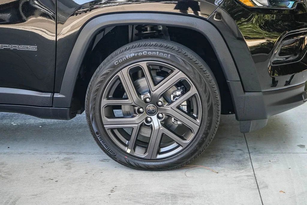 New 2026 Diamond Black Crystal Pearl-Coat Exterior Paint Jeep Limited image 10