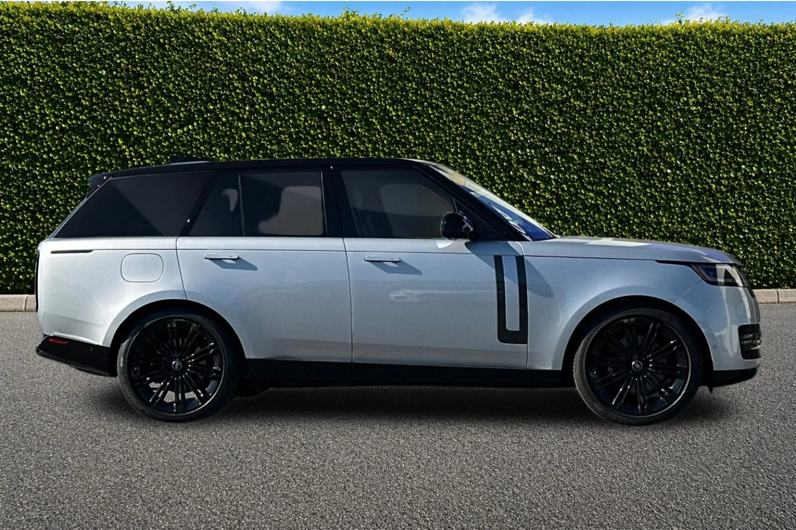 Used 2025  Land Rover SE image 3