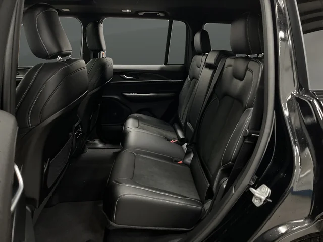 New 2026 Diamond Black Crystal Pearl-Coat Exterior Paint Jeep Altitude image 29