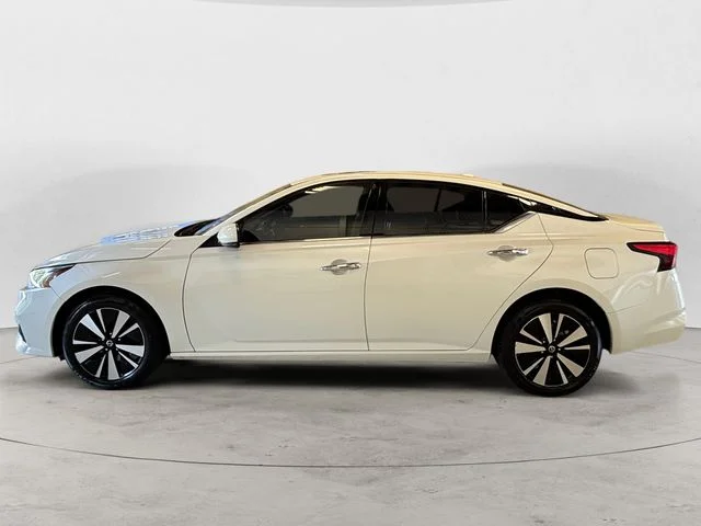 Used 2020 White Nissan 2.5 SL image 2