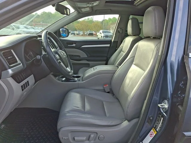 Used 2016 Blue Toyota XLE V6 image 13