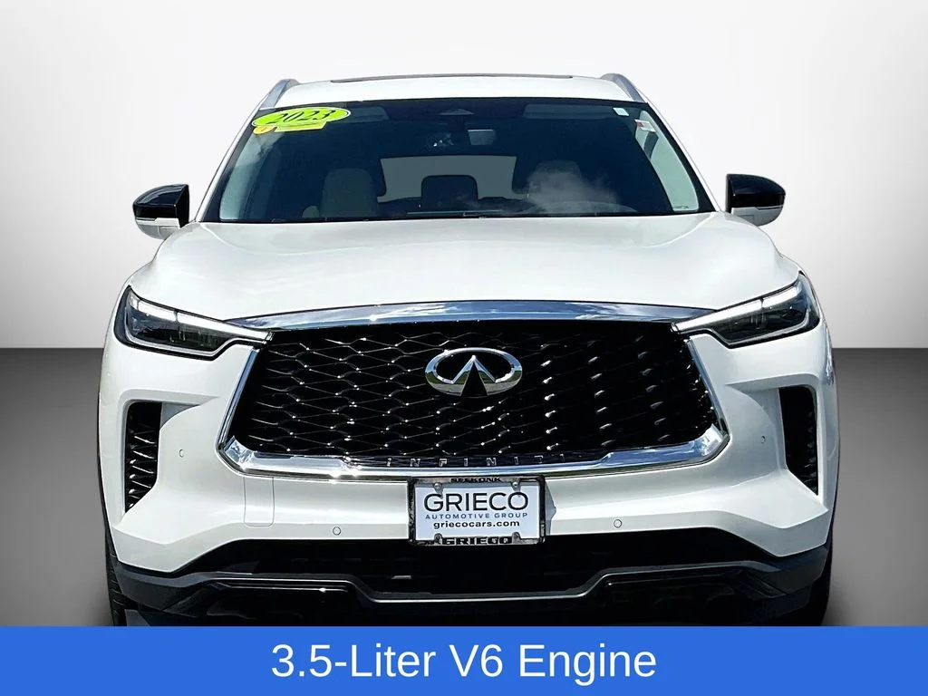 Used 2023 White INFINITI LUXE image 2
