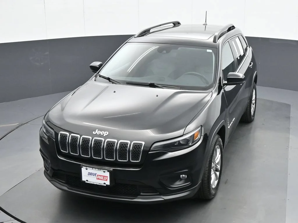 Used 2022 Black Jeep Latitude Lux image 16