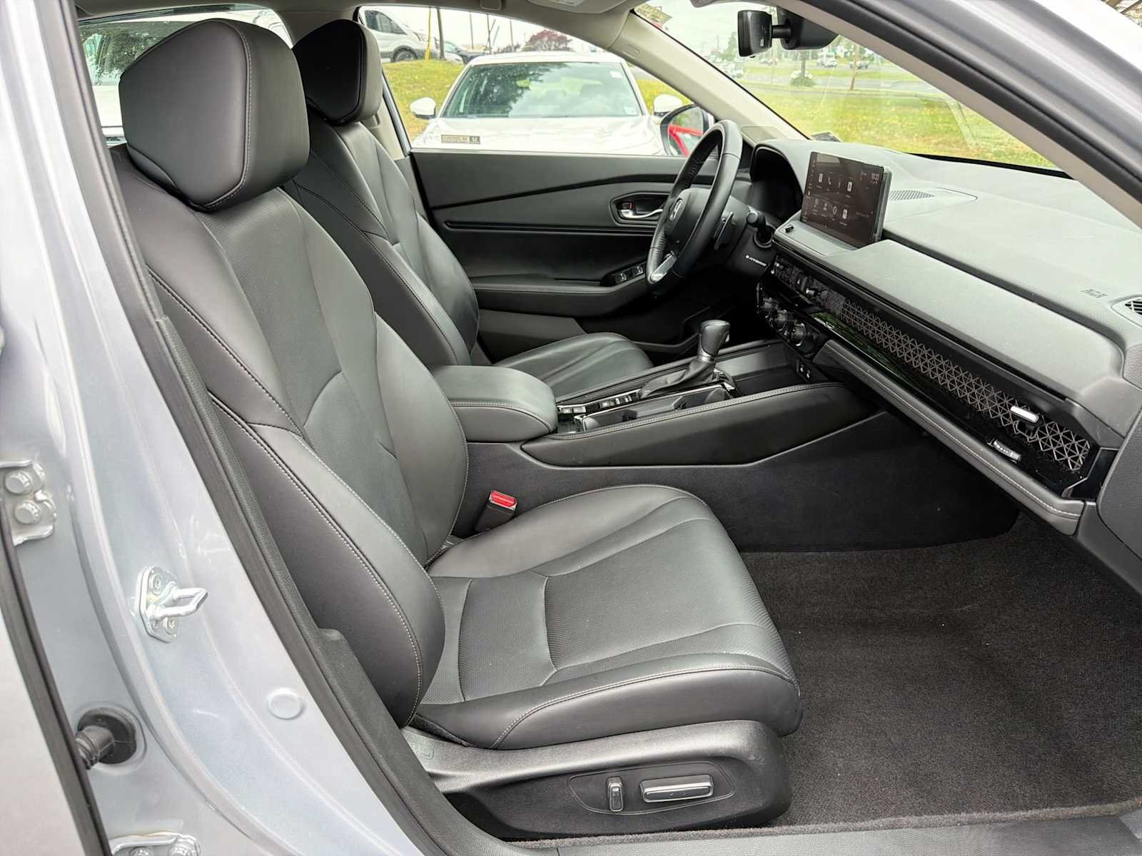 Used 2023 Lunar Silver Metallic Honda Touring image 15