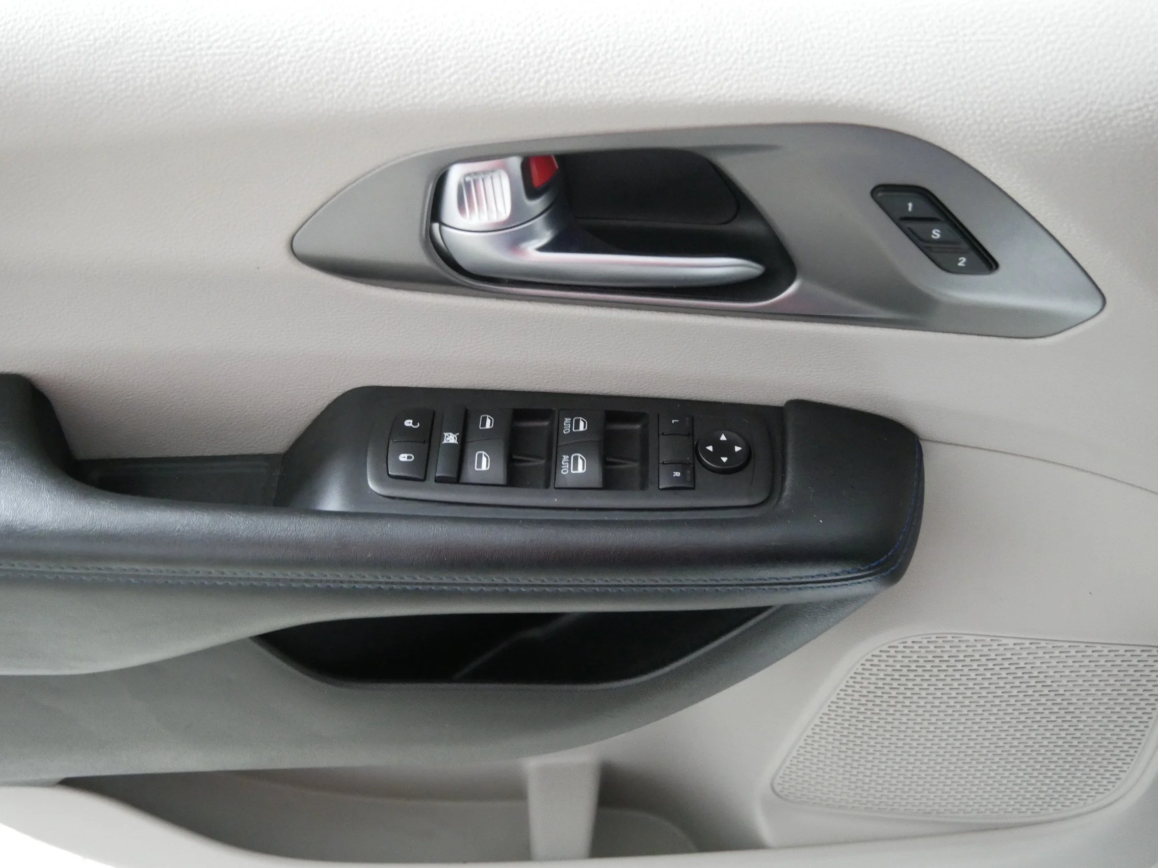 Used 2021 Bright White Clearcoat Chrysler Touring L image 19