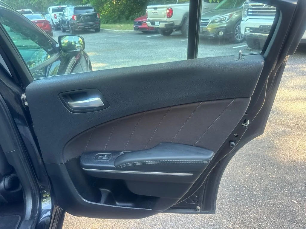Used 2016 Black Dodge SXT image 40