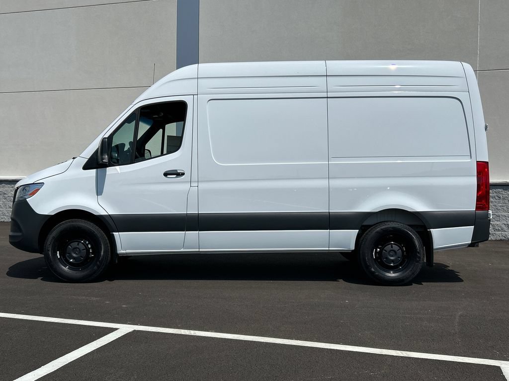 New 2026 Arctic+White Mercedes-Benz Cargo 144 WB image 37