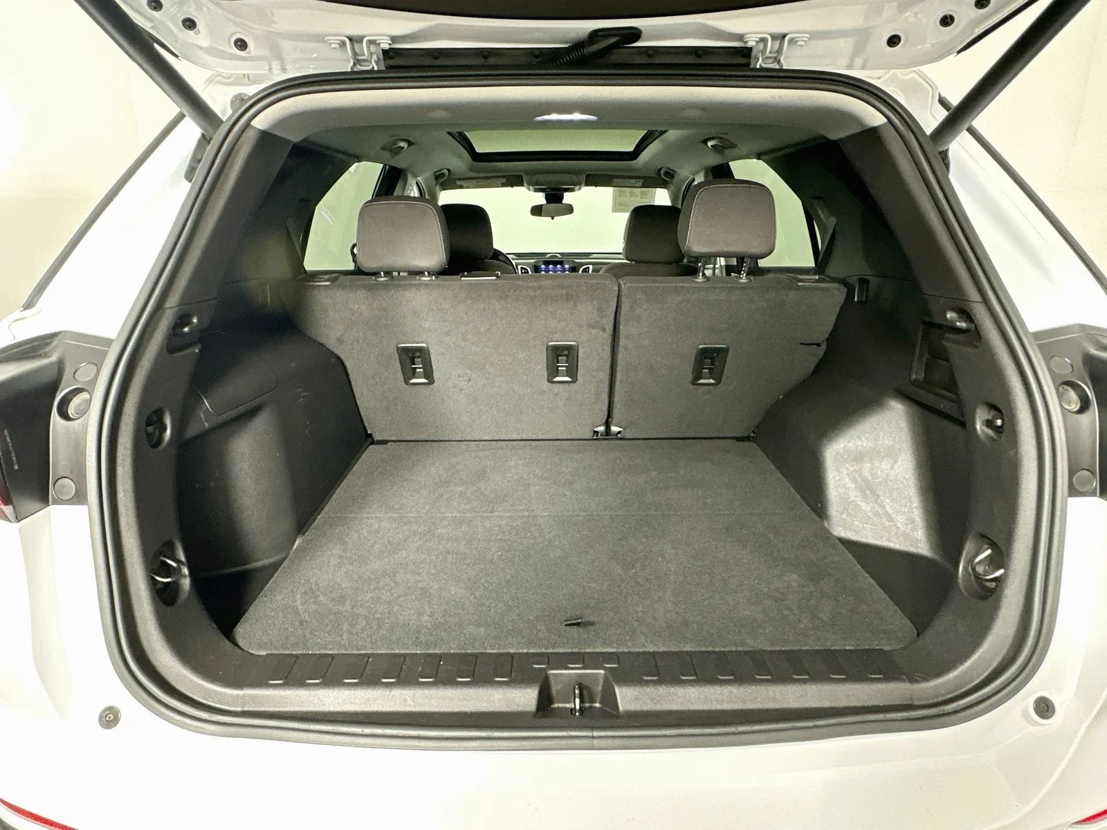 Used 2024 Summit White Chevrolet LT image 28
