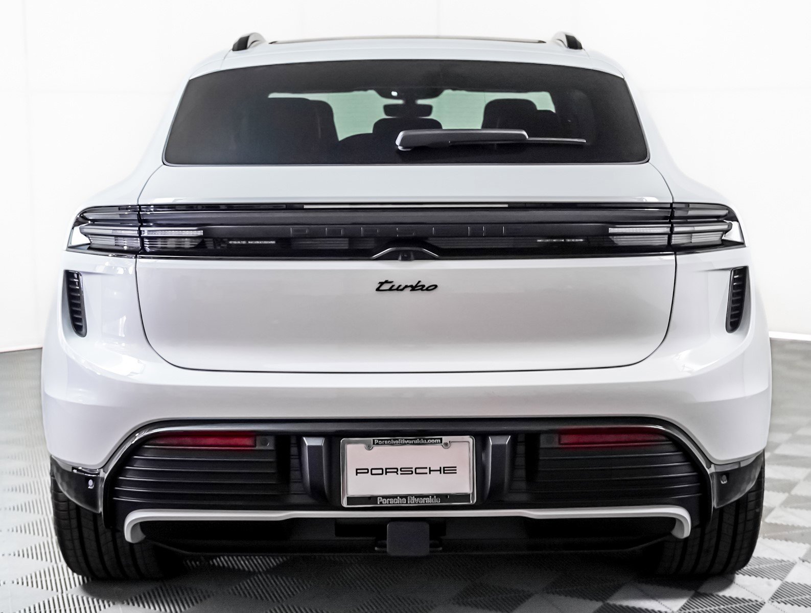 2025 Porsche Macan Turbo Electric - Photo 11